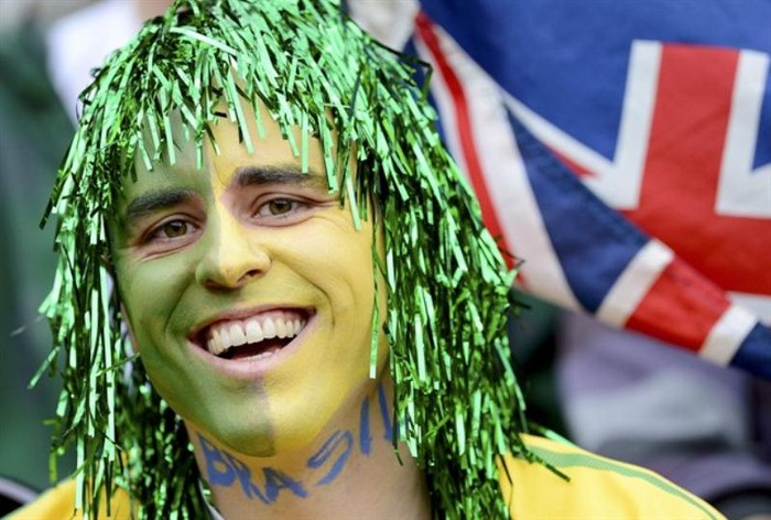 Bộ tóc giả có màu xanh trên lá cờ Brazil.